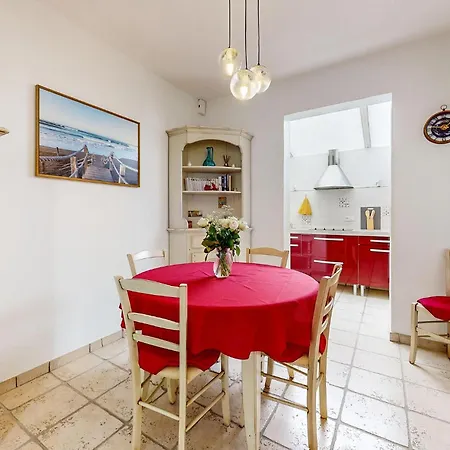 2 Bedroom Gorgeous In Royan