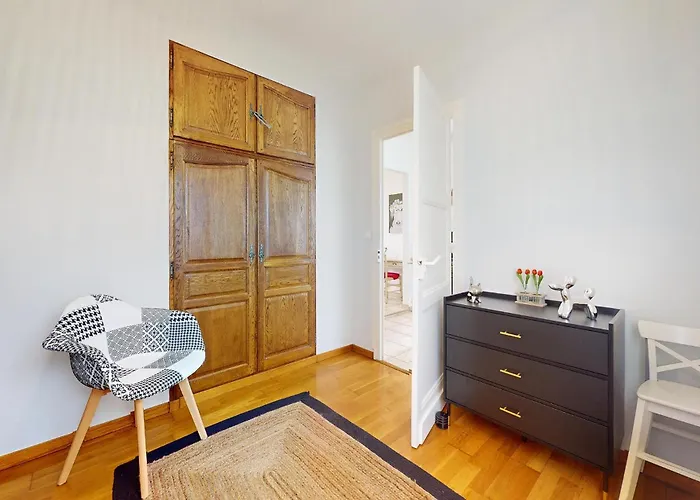 2 Bedroom Gorgeous In Руайян