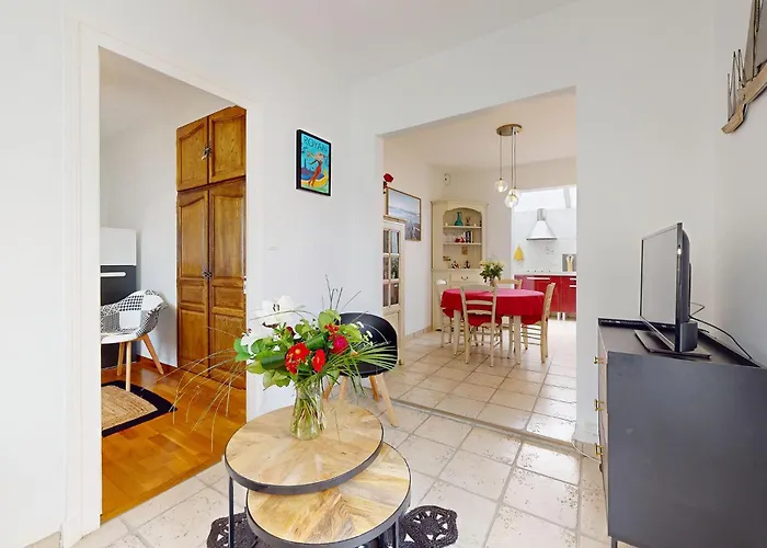 2 Bedroom Gorgeous In * Руайян