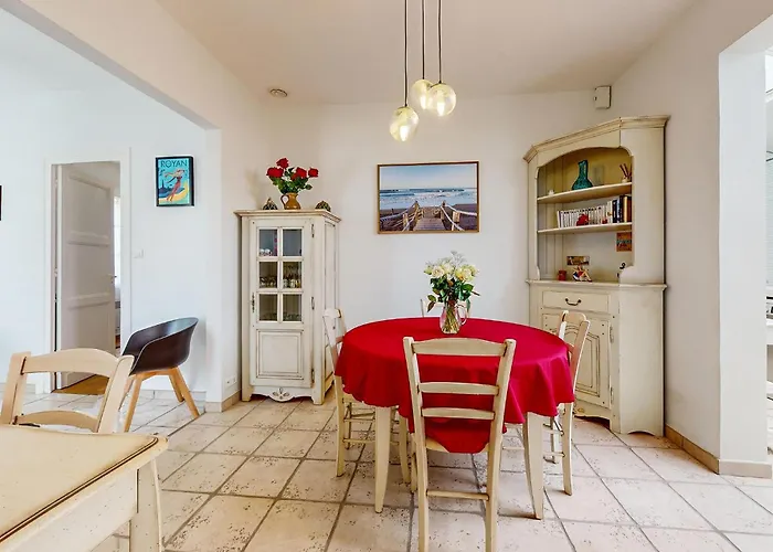 2 Bedroom Gorgeous In Руайян